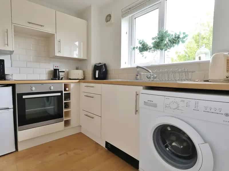 One Bedroom Flat Near Mainline Station Modern Leasehold