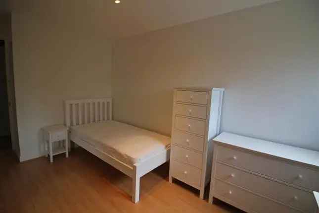 Flat to rent in Schooner Way, Cardiff CF10