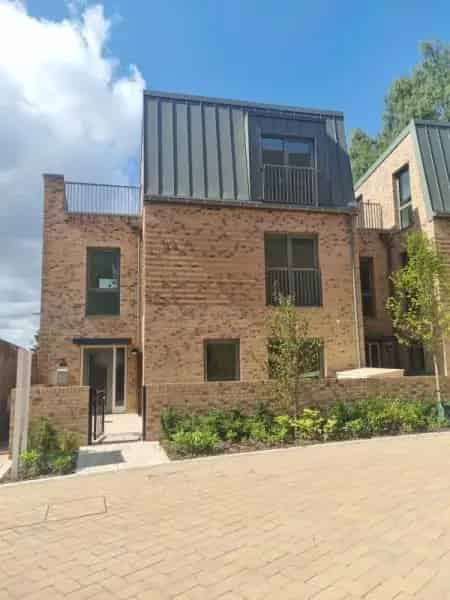 3 Bedroom Townhouse Near Feltham Station