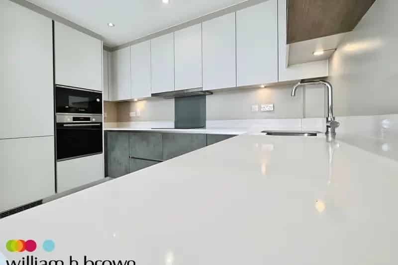 Luxury Southend Apartment with Estuary Views Zero Deposit Option
