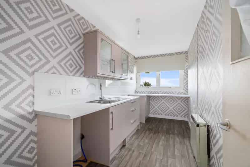 Spacious 2-Bedroom Top Floor Flat with Stunning City Views