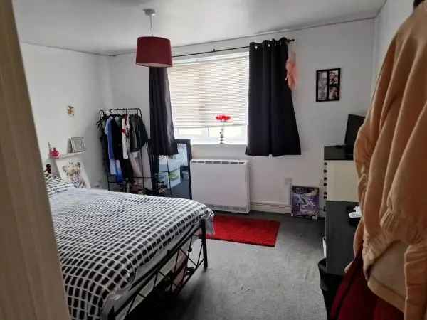 Flat For Rent in Three Rivers, England