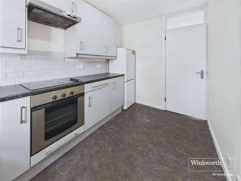 2 Bed Flat for Sale Near Reading Town Centre and Train Station