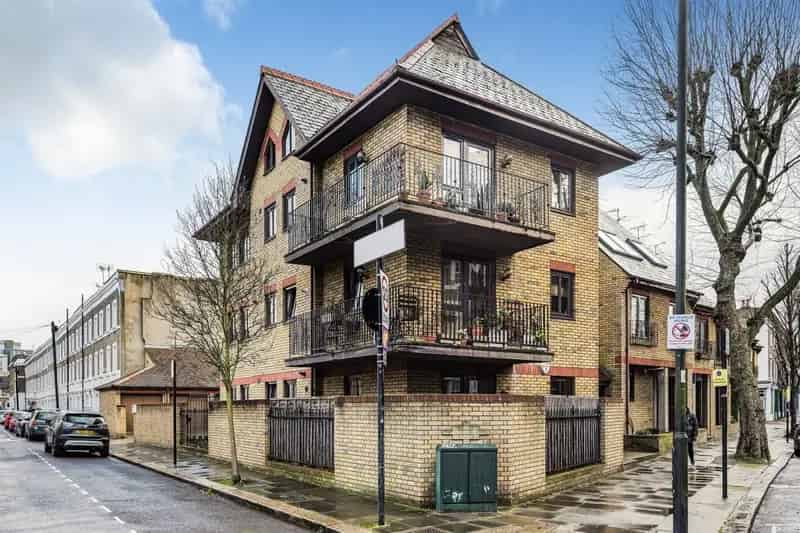 Spacious Studio Apartment Near Hammersmith and Ravenscourt Park Tubes