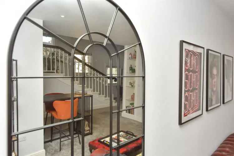 1 Bedroom Flat for Sale in Historic Theatre Royal Conversion