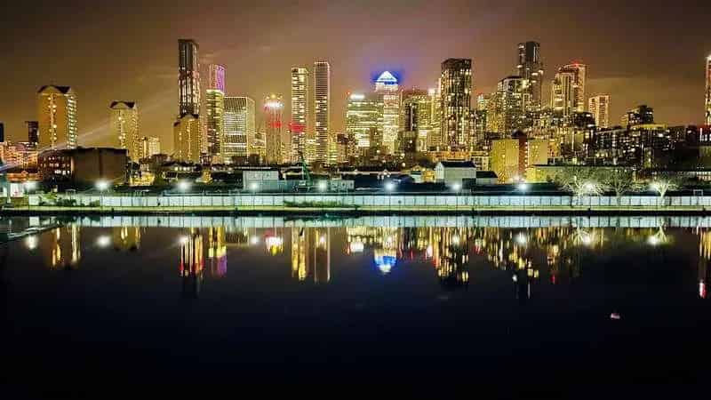 2 Bed Flat for Sale near Canary Wharf with Dock Views