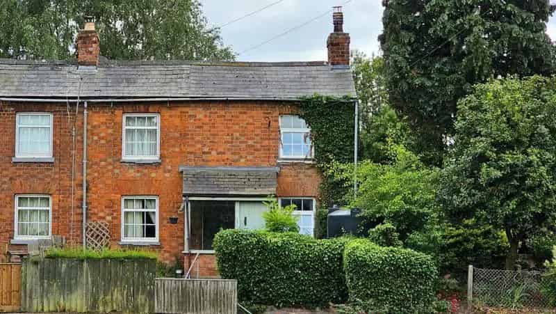 3 Bedroom Cottage Maisemore Large Garden No Onward Chain