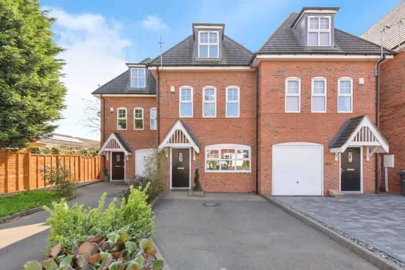 4 Bedroom Townhouse Near Rectory Park