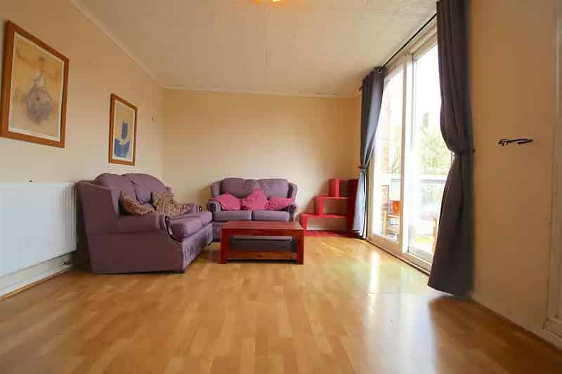 3 Bedroom Maisonette Near Wapping Station
