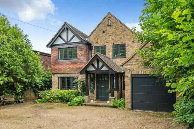 5-Bedroom Detached House for Sale in Cuffley EN6