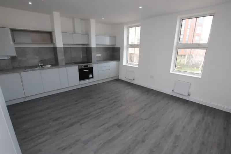 Modern 1-Bedroom Flat Near Reading Town Centre