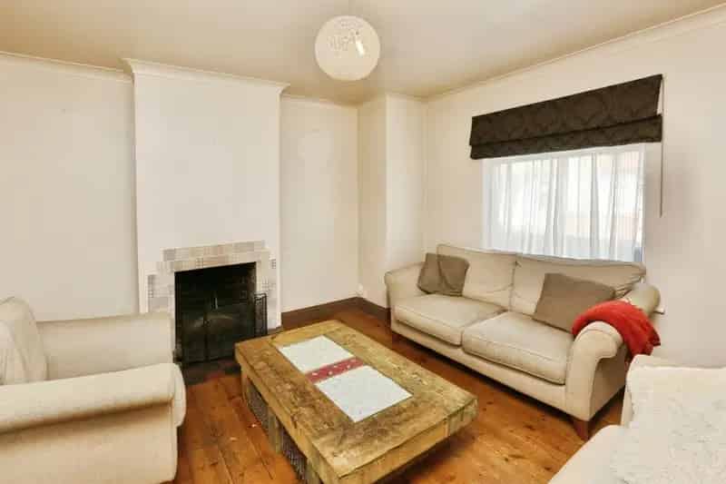 Spacious 3-Bed House with 2 Garages and Off-Road Parking
