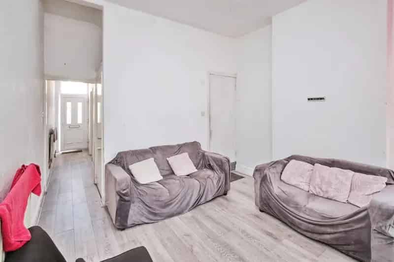 Three Bedroom Mid Terraced House Near Schools and Amenities