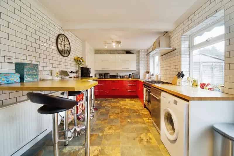 5 Bedroom Detached House With Garage And Large Driveway