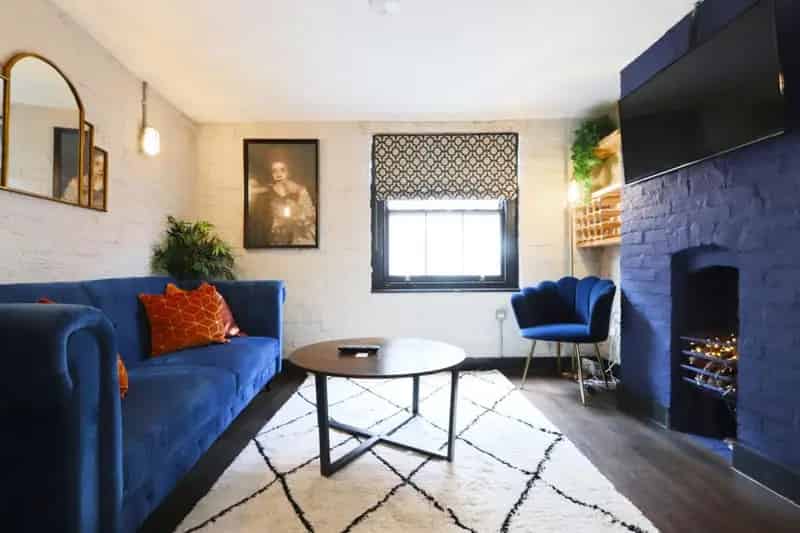 2 Bedroom Maisonette Christmas Steps
