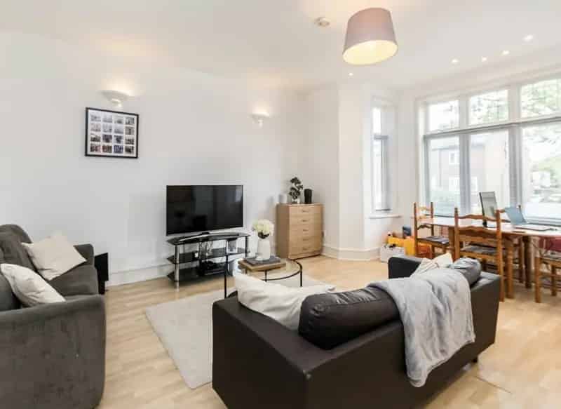 Two Double Bedroom Edwardian Flat near Streatham Hill Station