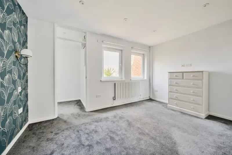 First Floor Maisonette Near Bush Hill Park Station - Chain Free