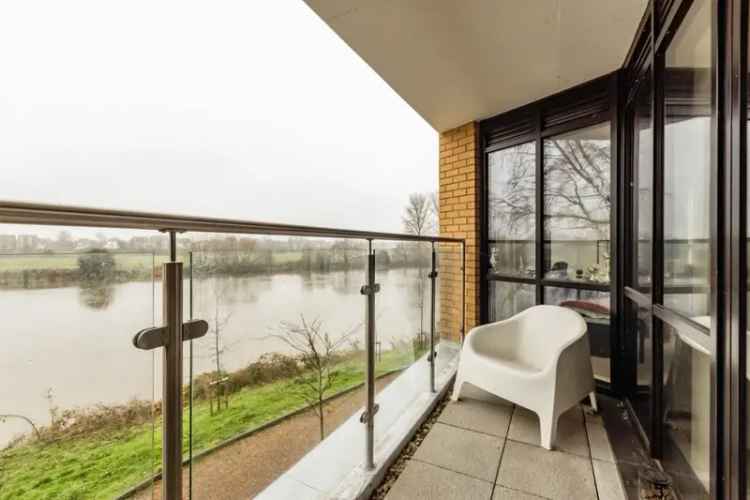 Modern 2-Bed River View Apartment with Parking and Gym