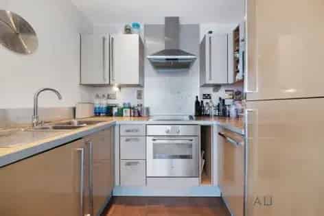 1 Bedroom Apartment London Neutron Tower 62m² Modern Gym Concierge