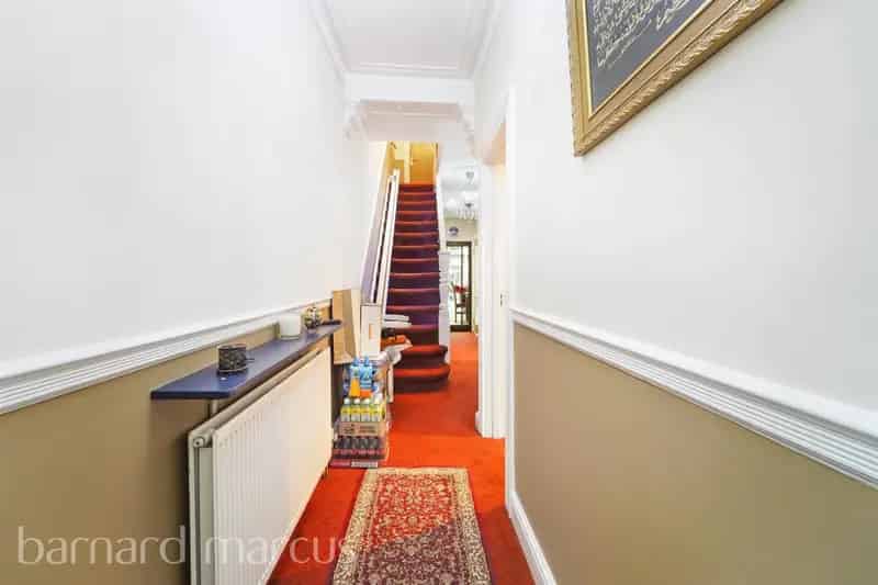 Spacious 3 Double Bedroom Family Home with Garden Near Tooting Bec Common