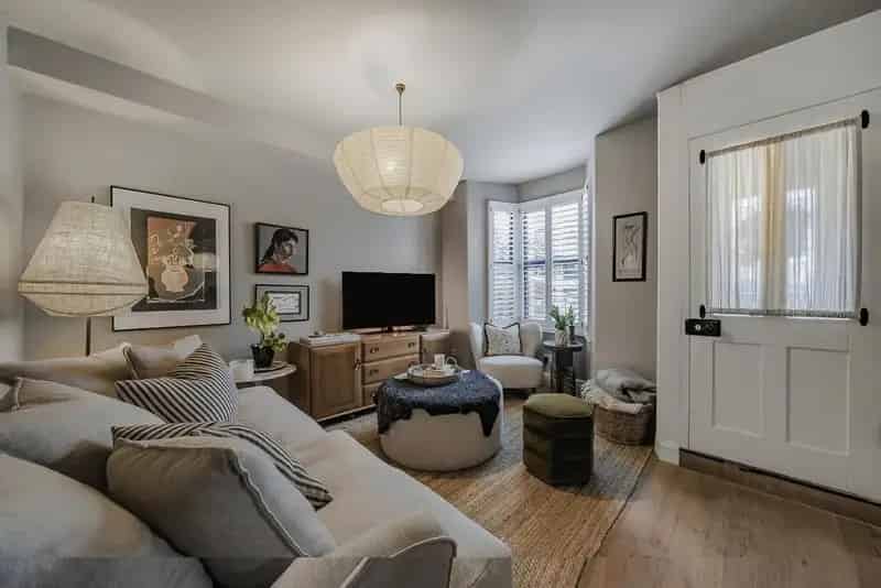 Two Bedroom Terrace House Near Mainline Stations