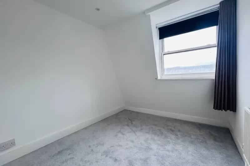 Top Floor Flat Two Bedrooms Modern Kitchen Loft Room Zero Deposit Brighton