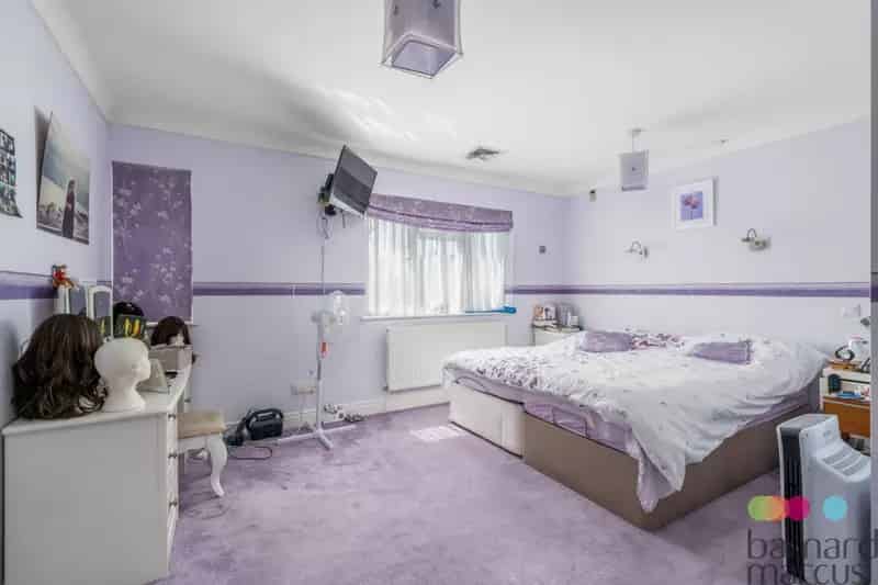 Spacious 7-Bedroom Hendon Family Home with Large Garden and Driveway