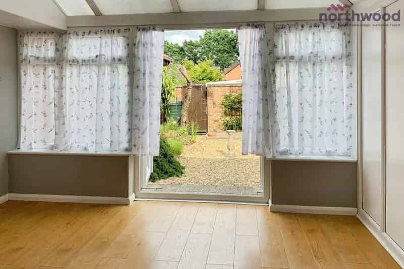 Spacious 2-Bed End Terrace House with Garden Parking Garage