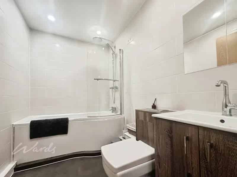 2 Bedroom Apartment to Rent Near Seafront and Station