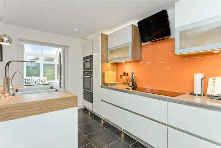 4 Bed House - Detached with 3 Reception Rooms