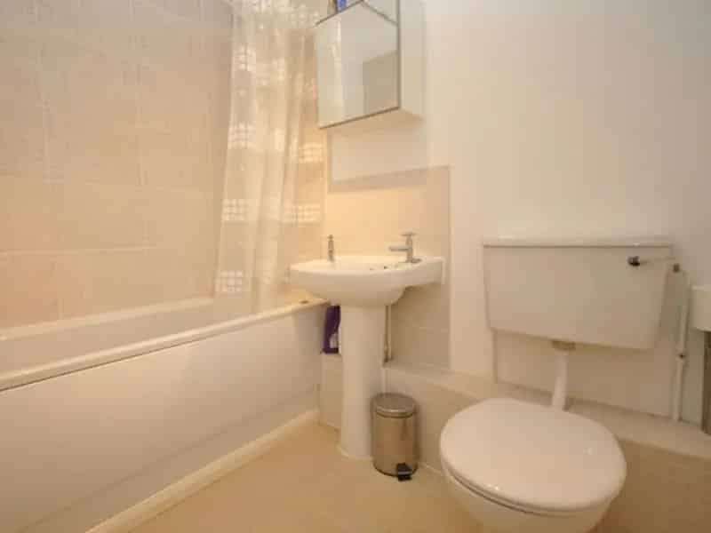 Two Bedroom Ground Floor Apartment Near Train Station