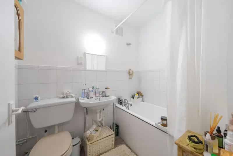 Spacious One Double Bedroom Flat with Parking and Balcony