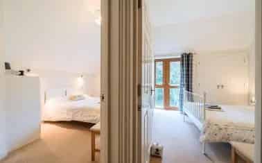 Launceston 2-Bed Top Floor Apartment with Parking