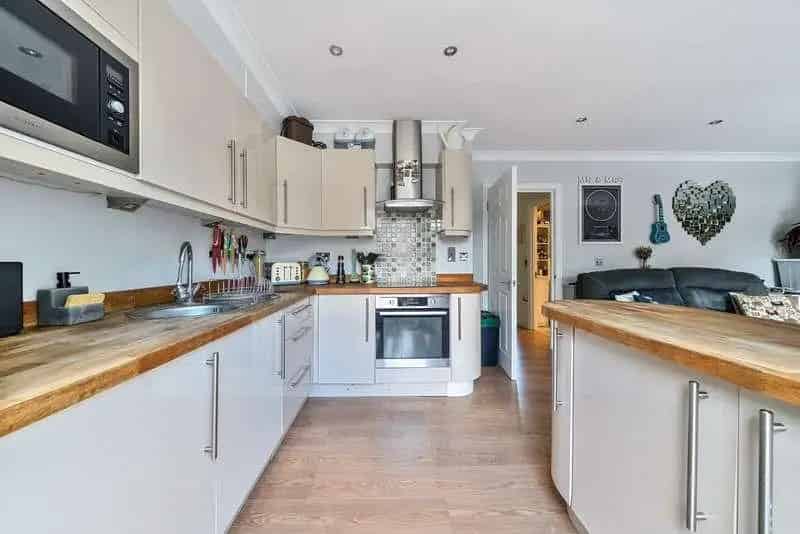 2 bed flat for sale