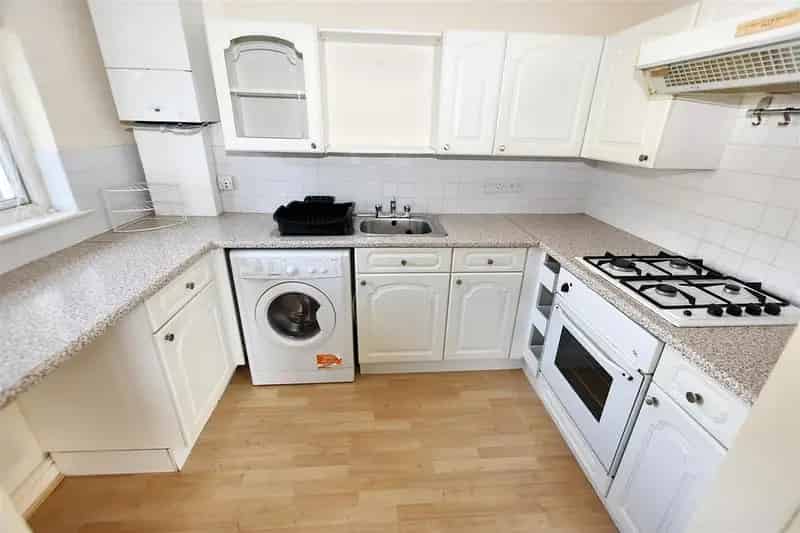 2 Bedroom Flat for Sale - Modern Apartment with Garage and Parking