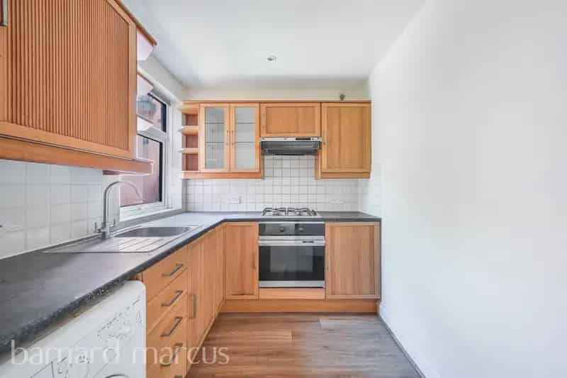 Two Bedroom Top Floor Apartment Near Norbiton Station Chain Free