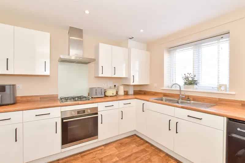 3 Bedroom End Terrace House for Sale - New Estate - Close to Schools and Town Centre