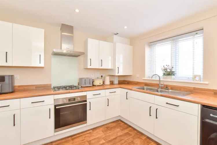 3 Bedroom End Terrace House for Sale - New Estate - Close to Schools and Town Centre