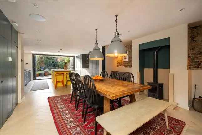 5 Bedroom Family House with Private Garden in Fentiman Road London SW8