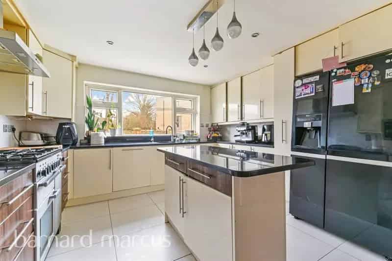 5 Bedroom Detached House with Annex and Large Garden Near Croydon