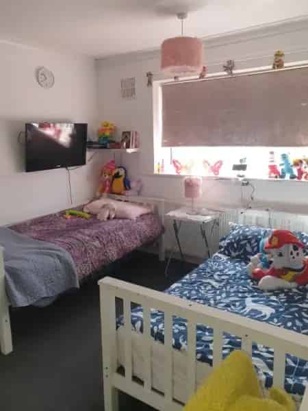 Two Bedroom Maisonette Near Crawley Town Centre and Gatwick Airport