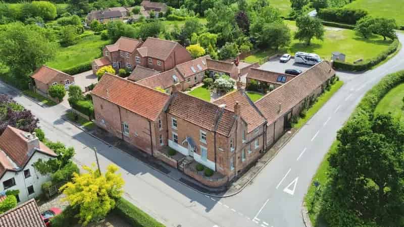 7 Bedroom Period Farmhouse with Annexe Near Retford