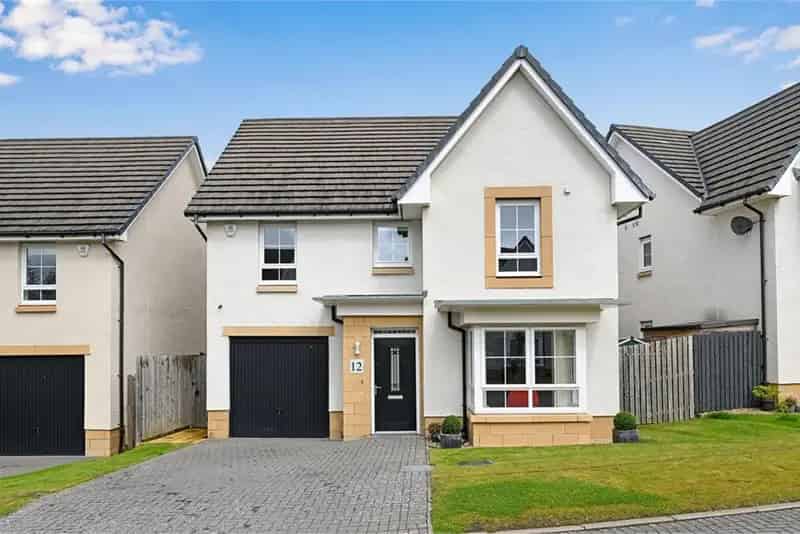 4 Bed Detached House with 2 Reception Rooms