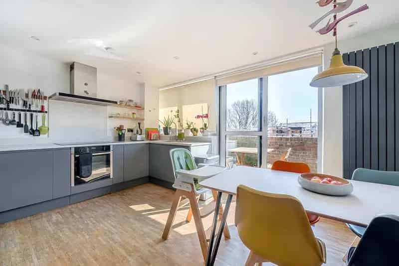 Spacious 3-Bedroom Flat with Balcony and Parking