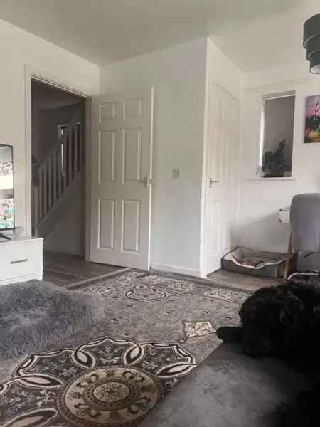 2 Bedroom Private Estate Home Near Shops and Park