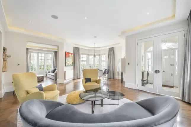 2-Bed Hampstead Apartment with Private Garden and Parking