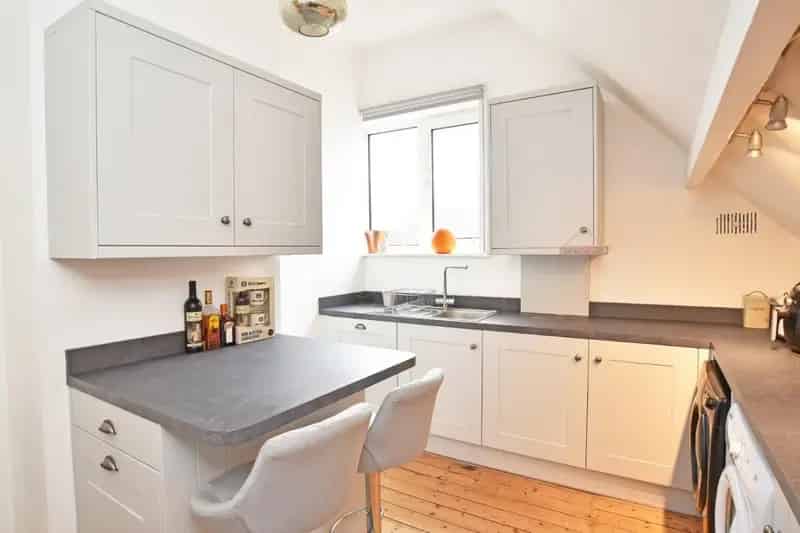 1 Bedroom Flat For Sale - Spacious Top Floor Apartment with Garage