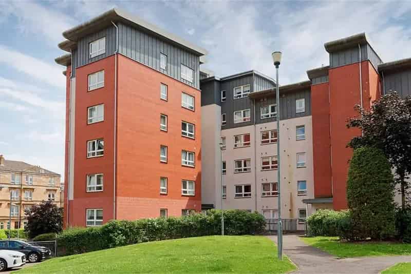 2 Bed Flat Dennistoun Main Door Spacious Modern En Suite