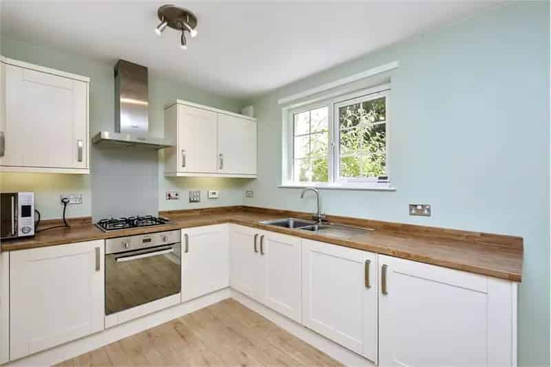 3 Bed Townhouse Near City Centre - Modern Interior, Garden, Garage