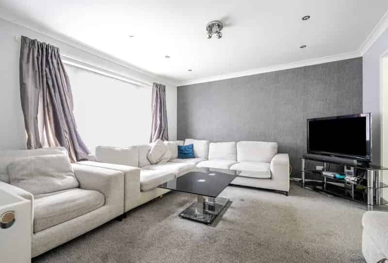 3 Bedroom Semi-Detached House For Sale No Onward Chain